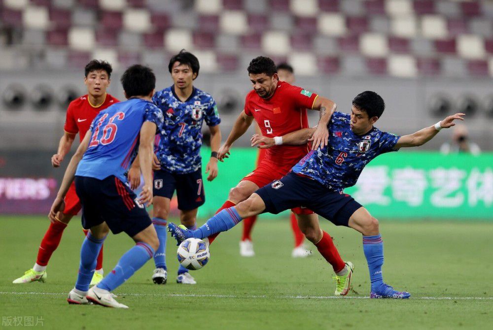 今日焦点战预告16:45 澳超赛场 悉尼FC VS 惠灵顿凤凰 惠灵顿凤凰强势出击能否在客场全身而退？01:30 意甲赛事 那不勒斯 VS 蒙扎 那不勒斯欲在主场迎来反弹重返欧战区!02:45 葡超赛场 本菲卡 VS 法马利卡奥 本菲卡对榜首之位虎视眈眈，法马利卡奥客场之旅恐难以全身而退？03:45 意甲赛事 热那亚 VS 国际米兰 国米已连续多场赛事保持不败，火“热”势头欲继续延续？ 事件那不勒斯后卫纳坦肩膀脱臼，马扎里：队医说他将缺席一个半月那不勒斯主帅马扎里称，后卫纳坦因肩膀脱臼将缺席一个半月时间。